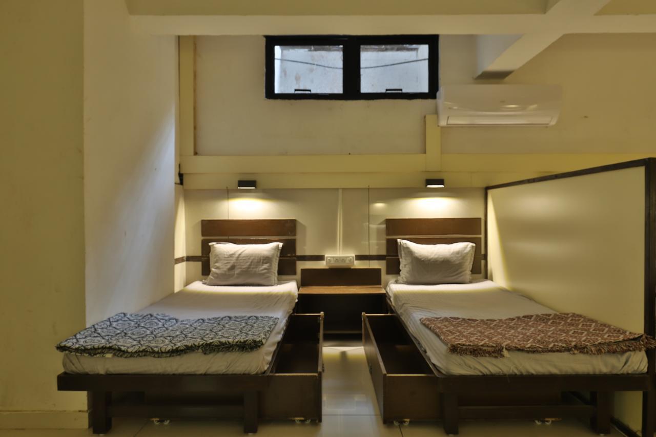 Night Halt Dormitory Ahmedabad Extérieur photo